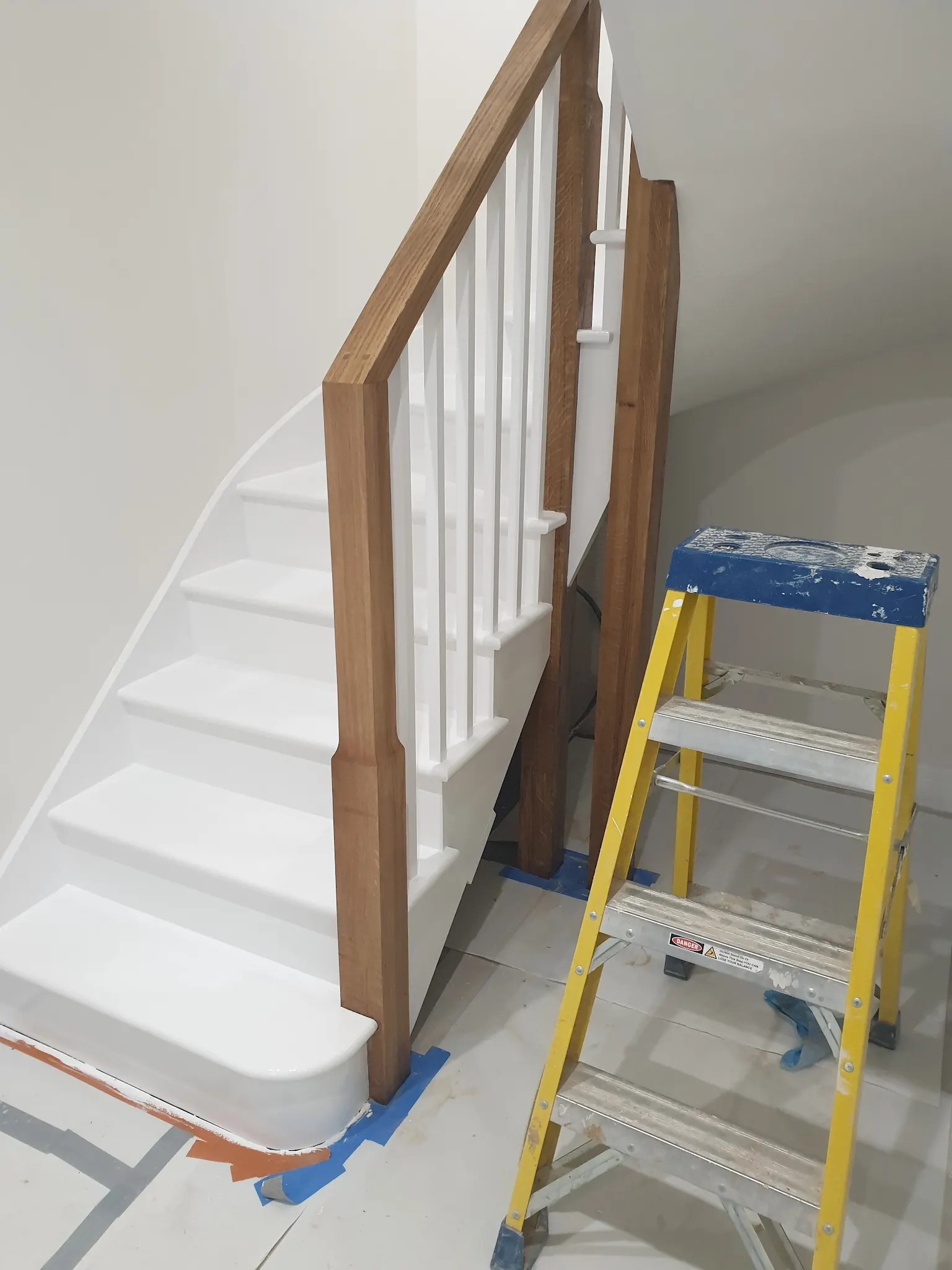 Staircase finished in white and varnished oak
